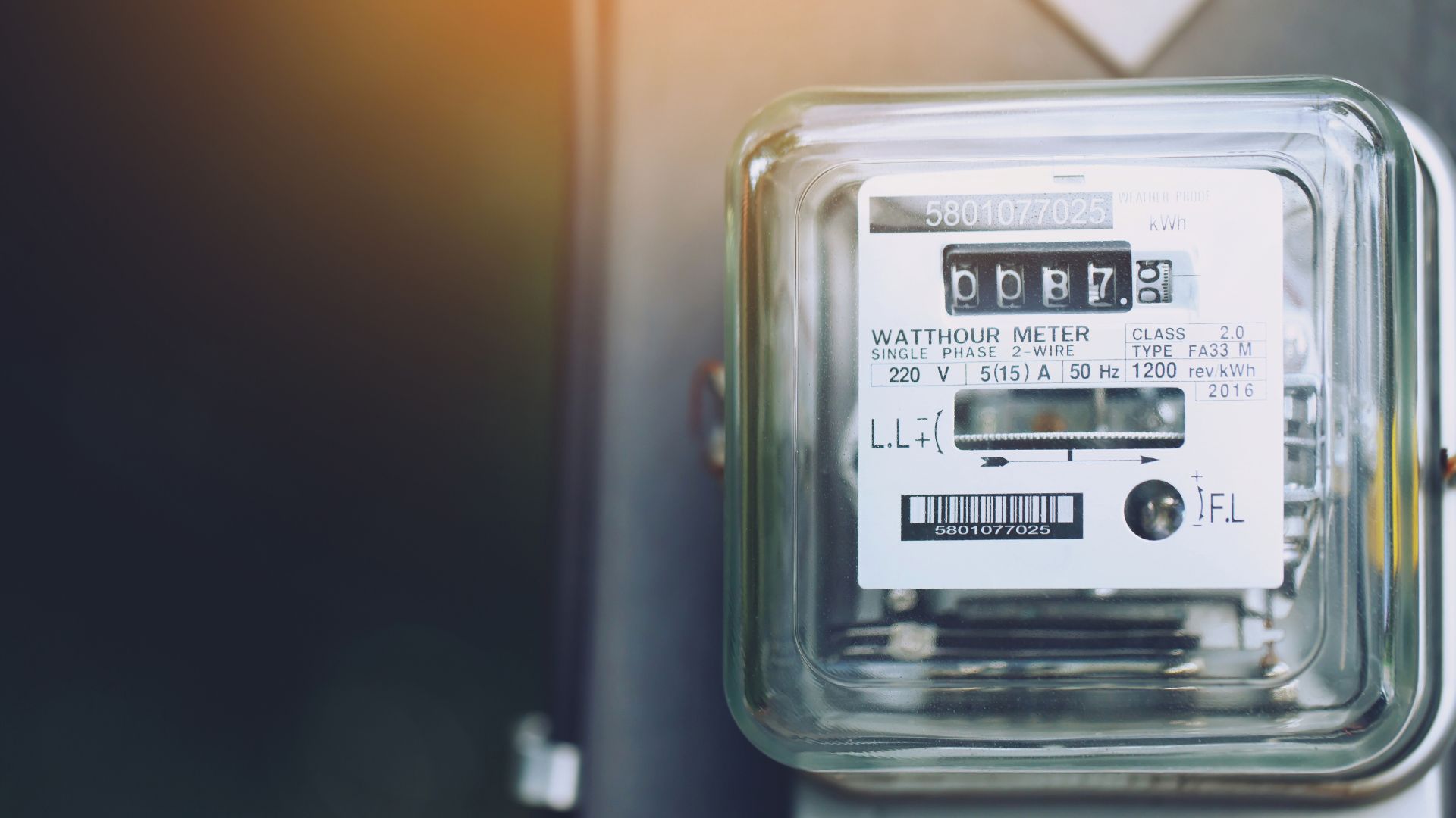 contador de la luz con pasos del gasto energético de una vivienda